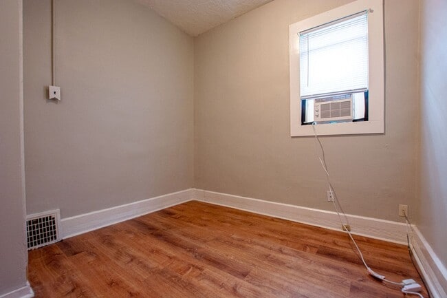 Building Photo - 2 Bedroom / 1 Bath House