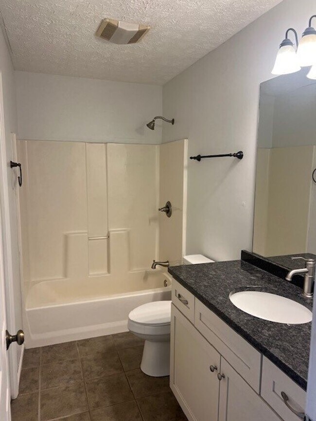 Building Photo - Spacious 2-Bedroom Townhouse with Garage