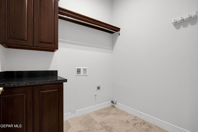 Building Photo - 2205 Hacienda Rey Dr