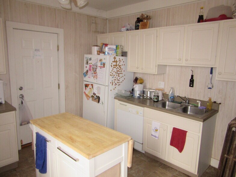 kitchen - 704 N Randolph St
