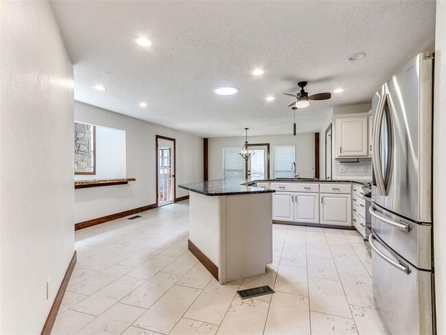 Building Photo - Family Home + Pool!