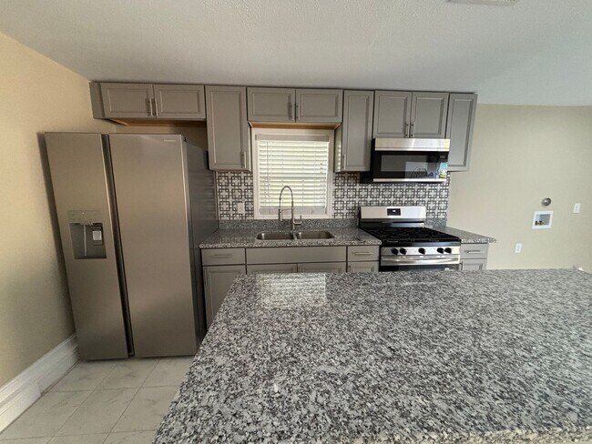 Building Photo - 3 Bedroom 2 Bath with Separate Mother in Law Suite