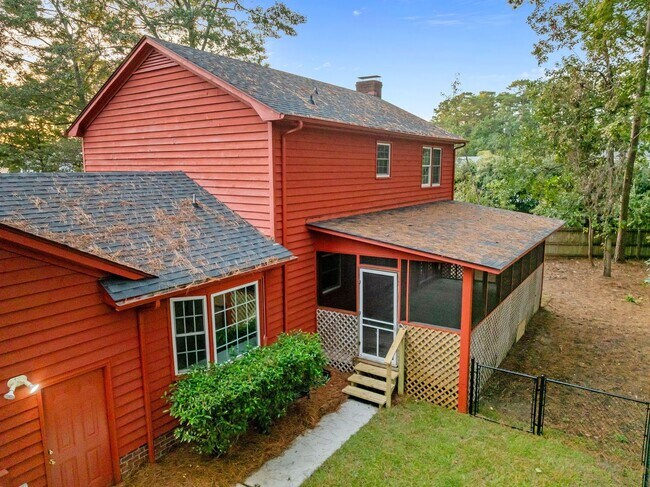 Building Photo - $300 off the first month's rent on a 12 month approved lease