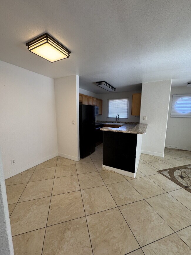 Building Photo - 2 Bed, 1 3/4 Bath Condo