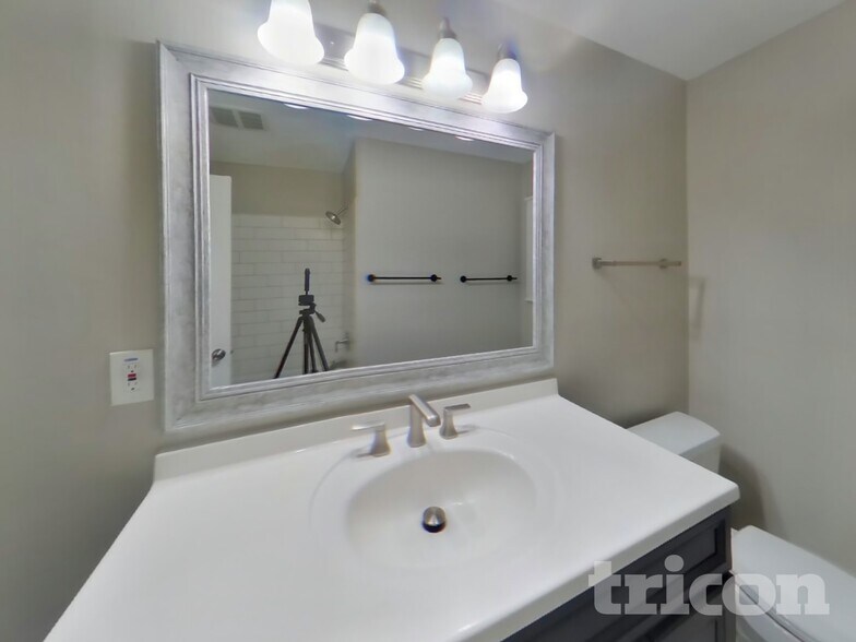 Building Photo - 820 Shenandoah Ln N