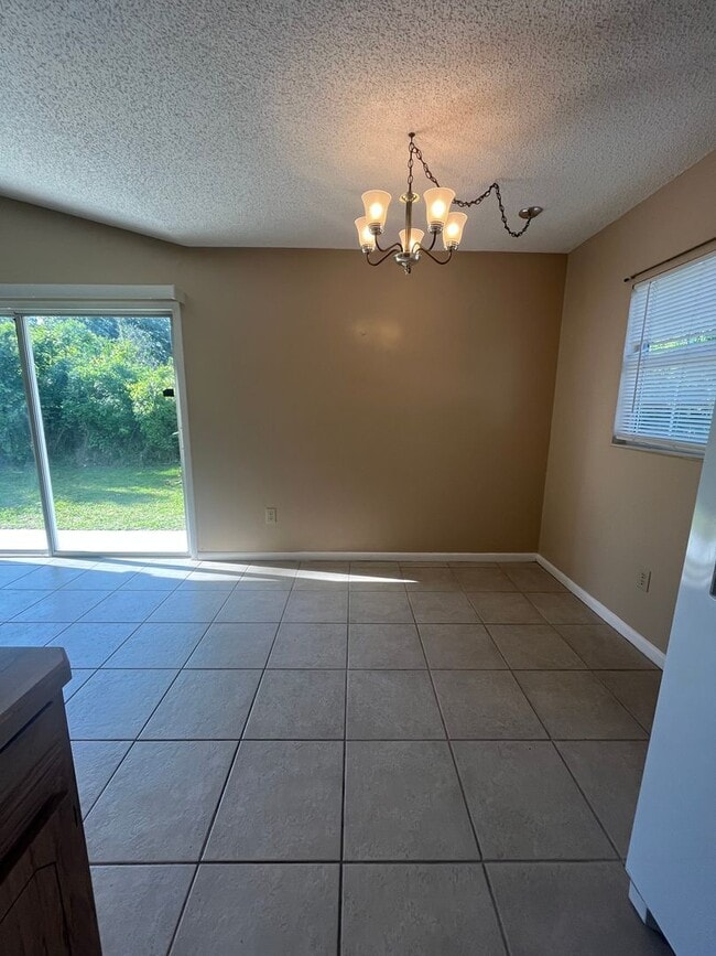 Building Photo - Super Cute 3bd 2bath with Florida Room!!