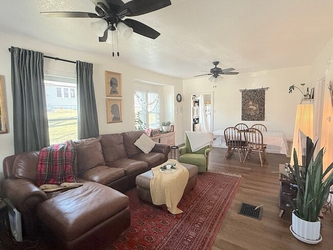 Building Photo - Cute WyCo Bungalow