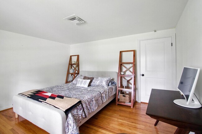 Building Photo - 5840 Sutters Ln
