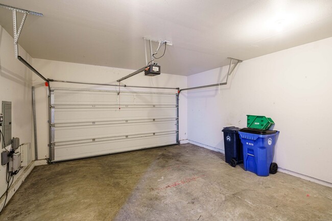 Building Photo - 3 Bedroom 2.5 Bath Duplex -Quick Easy Acce...