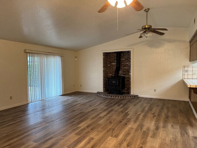 Building Photo - Large Three Bed, Two Bath Home in Stonewood Estates