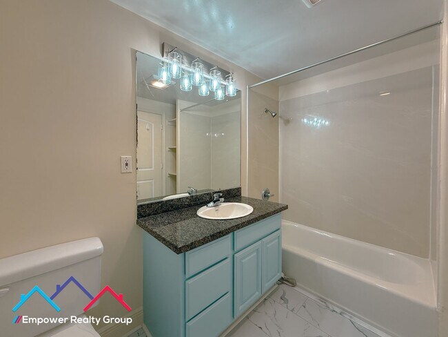 Building Photo - Spacious 3 Bedroom 2 Baths Corner Condo