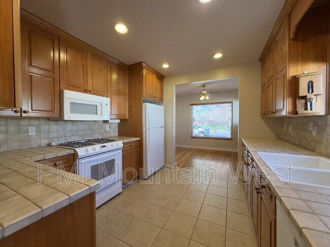 Building Photo - 1878 E Stratford Ave