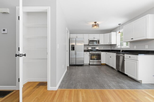 Building Photo - 6 Mulberry Ln