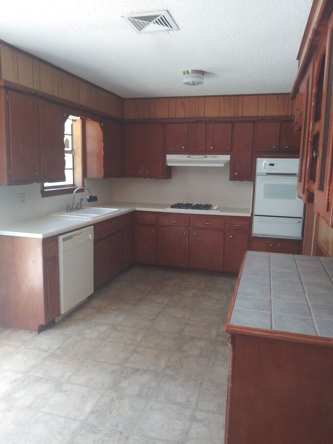 Building Photo - 4720 Spiva Dr