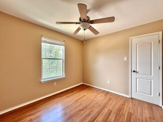 Building Photo - Spacious 4/BR 2.5/BA Home with Large Fence...
