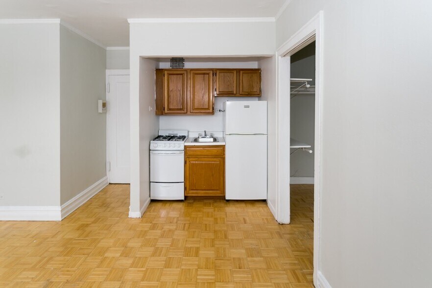 Building Photo - 653 W Belmont Ave