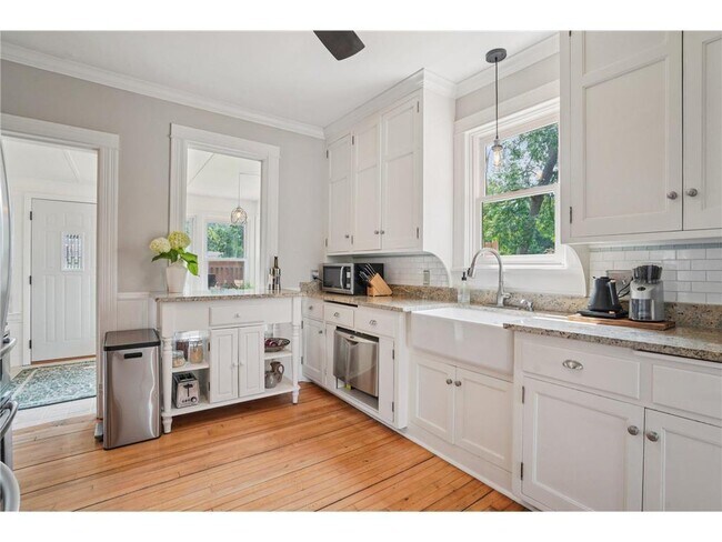 Building Photo - 209 8th Ave N