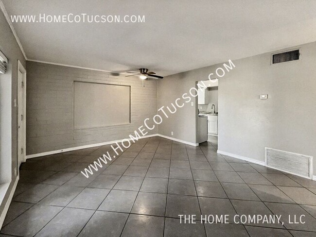 Building Photo - 2404 E Cameron Vista