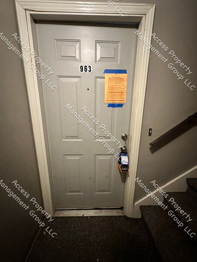 Building Photo - SE Side Updated One Bedroom Unit