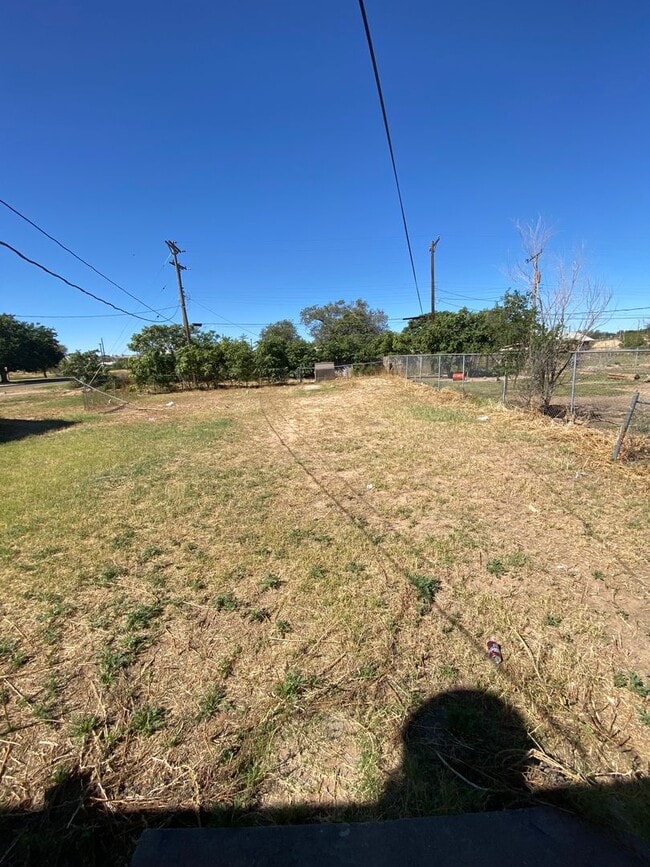 Building Photo - 2 bed 1 bath now available near Chatman Park