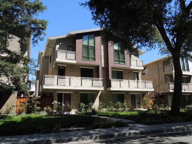 Primary Photo - Hurry! RARE VACANCY! 3 BR Model home with ...