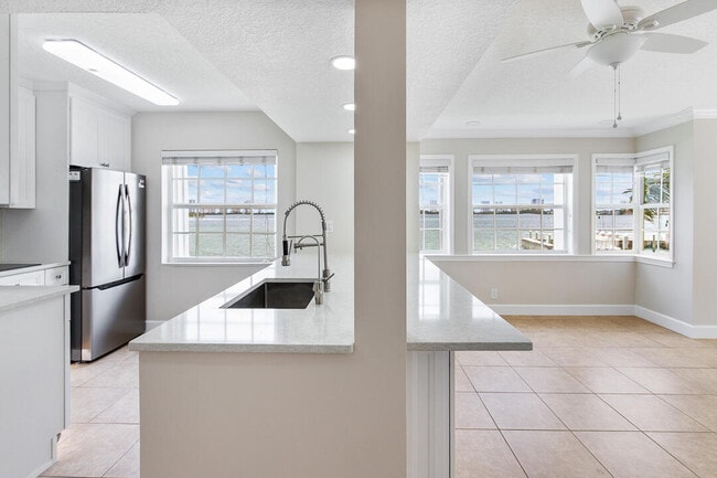 Building Photo - 1060 Lake Shore Dr