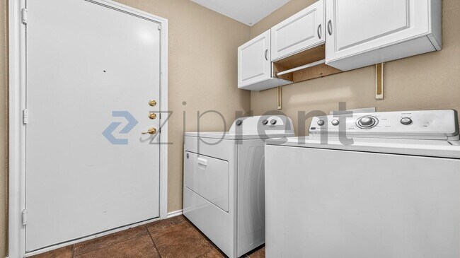 Building Photo - Unit