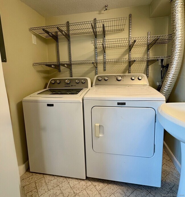 Building Photo - 211 E Main St