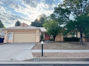 Building Photo - Luxury Home in Peppertree Royal Oak