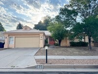 Building Photo - Luxury Home in Peppertree Royal Oak