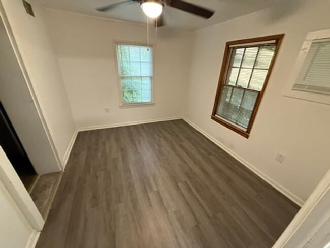 Building Photo - Charming 2 bedroom home in the heart of Columbia. Extra space for a den or spare bedroom.