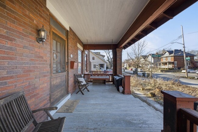 Building Photo - 6+BR House on E. Lane – Central Campus – Newly Renovated + Free Parking – Flexible Move-In