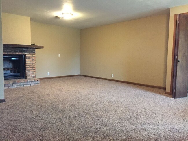 Building Photo - 105 Duesenberg Dr
