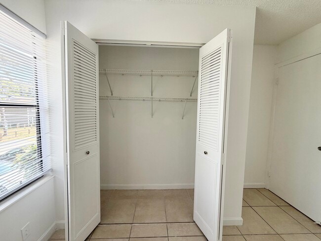 Building Photo - 799 Hill Dr