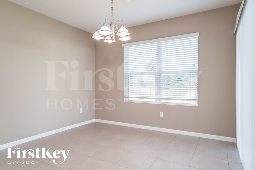 Building Photo - 1110 NW 24th Pl