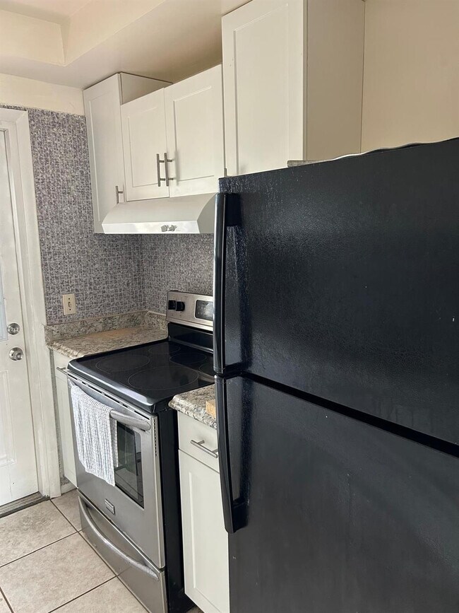 Building Photo - 1050 E Sample Rd