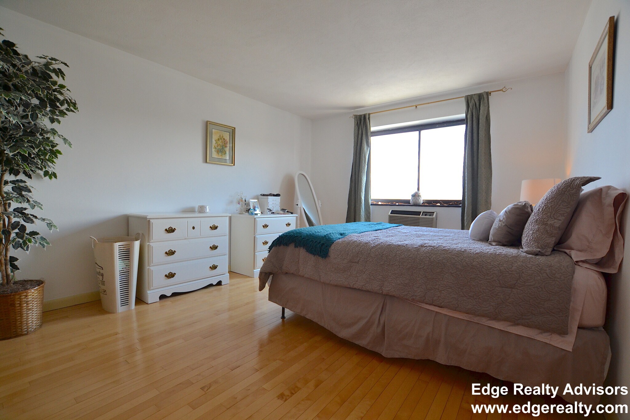 Building Photo - 35 Glencoe St