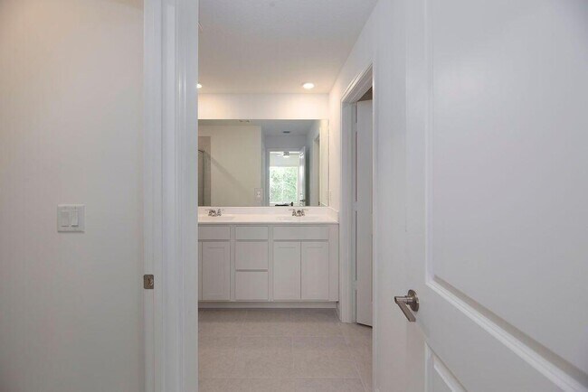 Building Photo - 11146 NW Fernbrook Dr