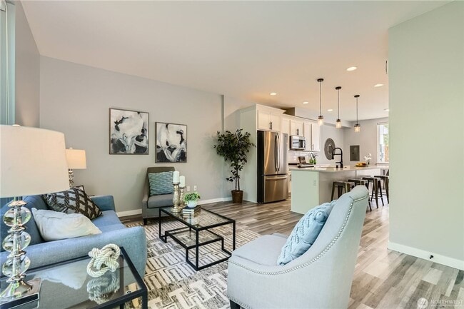 Building Photo - Spacious end-unit 3 bed townhome near Seat...