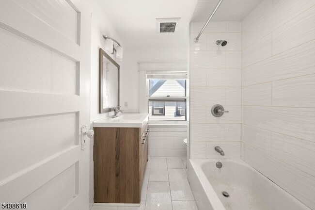 Building Photo - 4 Francis Pl