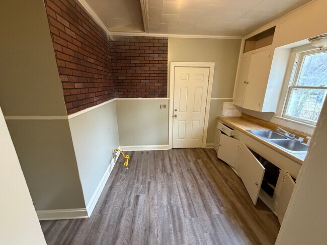 Building Photo - Gorgeous 2 Bedroom Home in Sunset Acres