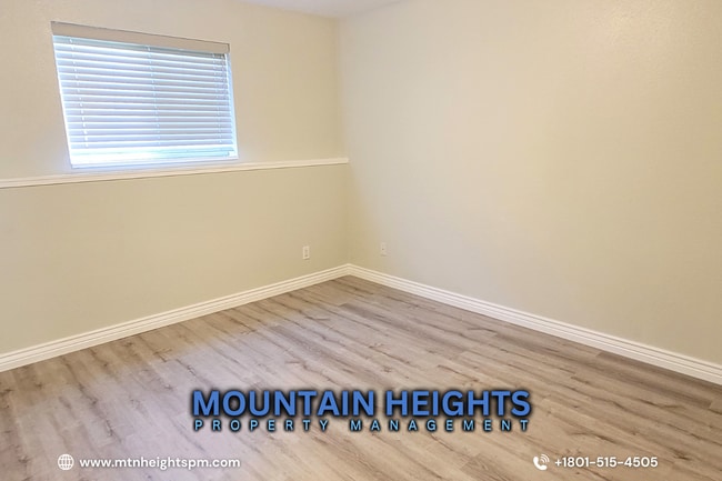 Building Photo - 450 E Creekside Cir