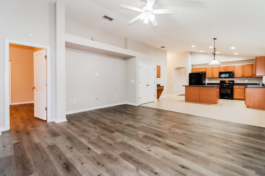 Building Photo - 9912 Riverchase Dr