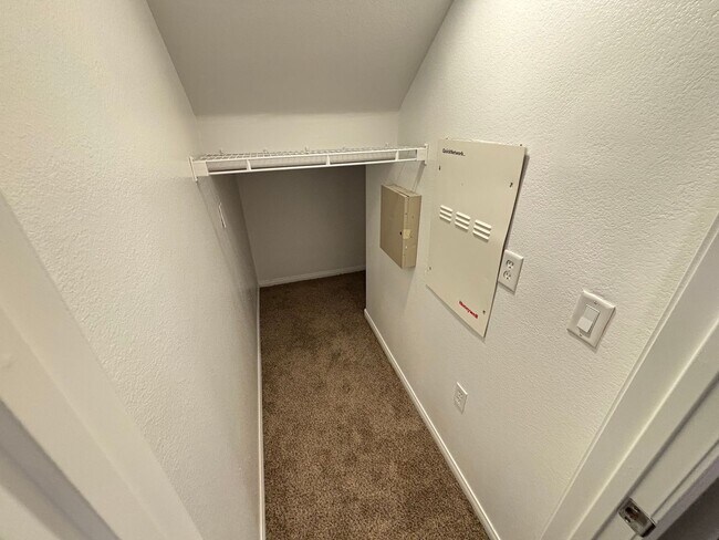 Building Photo - Beautiful Trilevel 3 Bed/3bath/2 car home located in Northwest Las Vegas --Enjoy Rent-Free Holidays!