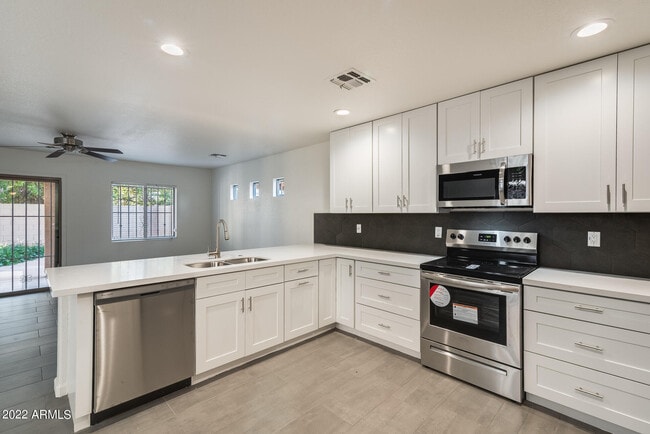 Building Photo - 8337 W Hughes Dr