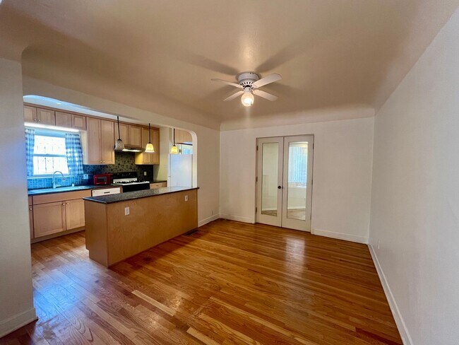 Building Photo - 3 Bedroom 2 Bathroom Charmer In Nob Hill!