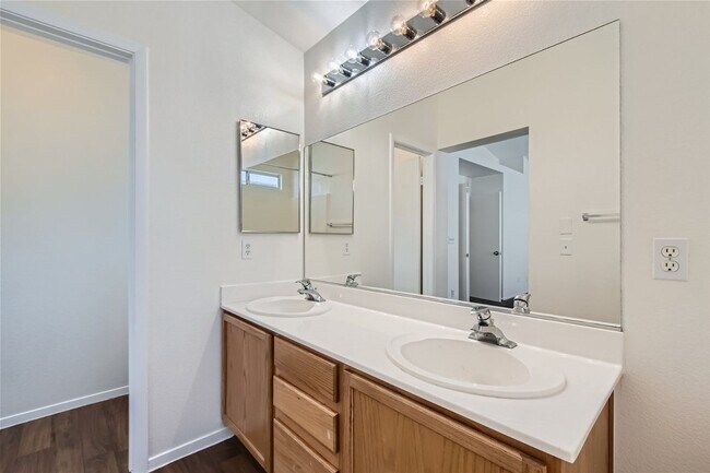 Building Photo - 4726 English Lavender - Gated community! R...