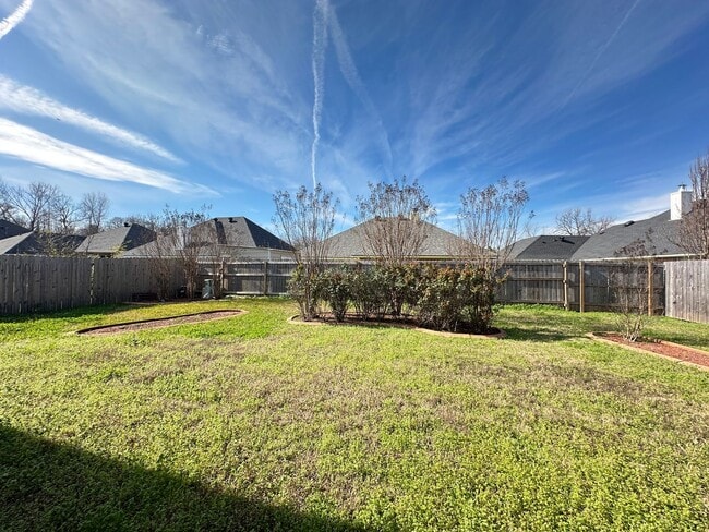 Building Photo - BEAUTIFUL HOME IN AZALEA GARDENS