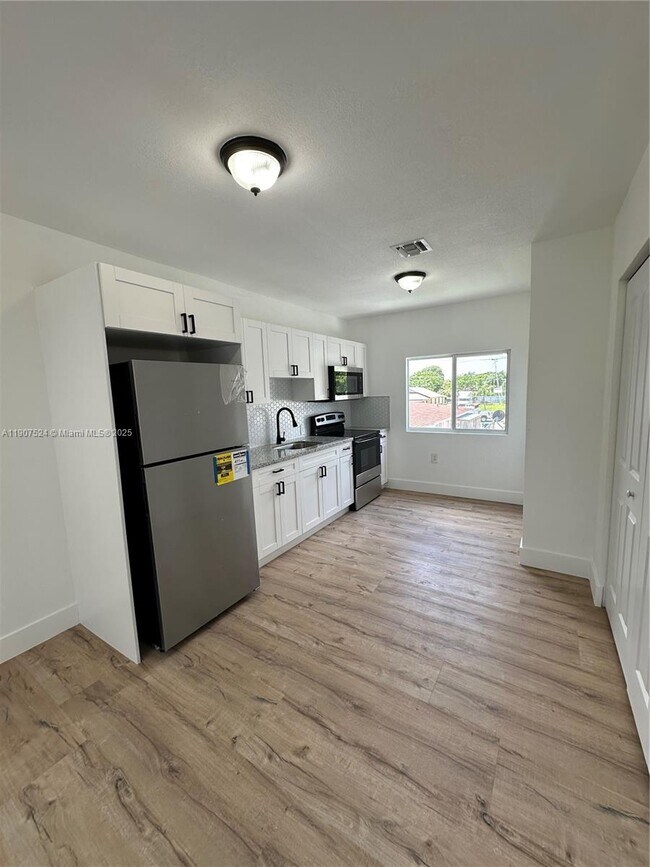 Building Photo - 3123 NW 22nd Ct