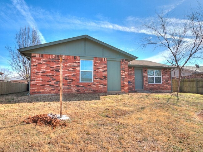 Building Photo - 4 bedroom 2 bath home in Tecumseh!